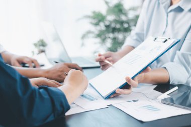 Modern ofisteki tablolar ve grafiklerle mali raporları gözden geçiren iş ekibi çalışması, analiz, planlama stratejisi, büyüme ve belge ve teknoloji ile kurumsal başarıyı tartışan meslektaşlar.