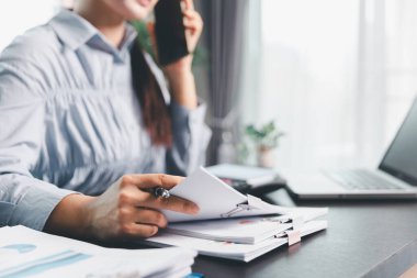 İş kadını şirket finansını analiz eder, vergi sonuçları ofis muhasebe istatistikleri analitik araştırması yapar. iş dengesi hesaplanıyor vergi indirimi hazırlanıyor. Vergi indirimi planlama kavramı.