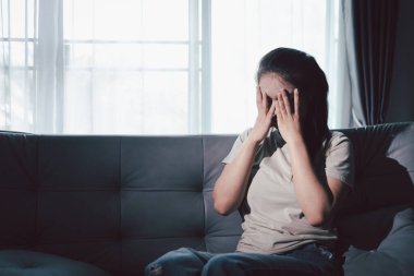 Kederli kadın yalnız başına oturdu, duygularla boğulmuş, üzgün ve mutsuz ifadesi derin umutsuzluğu, stresi ve üzüntüyü açığa vuruyordu. Hüzünlü, kederli, yalnız, depresif stres