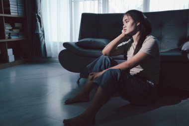 Kederli kadın yalnız başına oturdu, duygularla boğulmuş, üzgün ve mutsuz ifadesi derin umutsuzluğu, stresi ve üzüntüyü açığa vuruyordu. Hüzünlü, kederli, yalnız, depresif stres