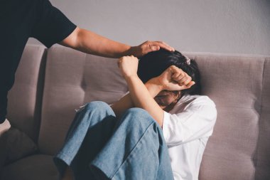 Derin keder, keder ve endişe anı, umutsuzluğa yenik düşmüş yalnız insan, sorunlarını çözmek için gerçek duygulara ulaşmalarına yardım ederken umut kıvılcımı hisseder..