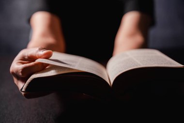 Kutsal inanç, umut ve derin inanç kavramına sıkıca tutunarak, Hıristiyan ibadetle duayı kaldırır. El ele tutuşup Tanrı 'ya dua edelim. İncil' le birlikte.