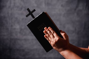 Kutsal inanç, umut ve derin inanç kavramına sıkıca tutunarak, Hıristiyan ibadetle duayı kaldırır. El ele tutuşup Tanrı 'ya dua edelim. İncil' le birlikte.