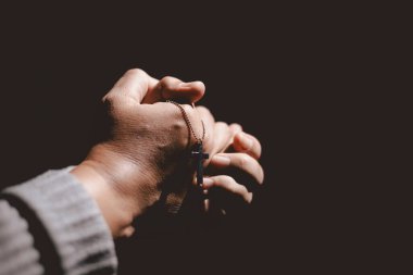 Dua eden insanlar, inancı, umudu, maneviyatı, bağlılığı, iç gücü, meditasyonu, inancı, iyileştirmeyi ve hayattaki zor zamanlarda güvenin gücünü sembolize eder..