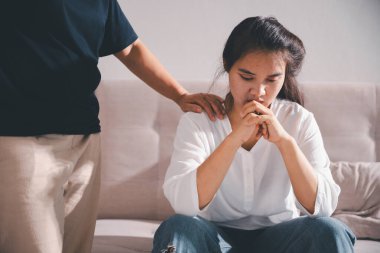 Derin keder, keder ve endişe anı, umutsuzluğa yenik düşmüş yalnız insan, sorunlarını çözmek için gerçek duygulara ulaşmalarına yardım ederken umut kıvılcımı hisseder..