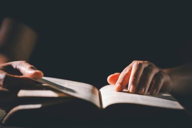 İncil 'in üzerine dua eden inançlı Hıristiyanlar, kilisede Tanrı' ya ibadet eder. Dinin rehberliğinde umut ve inanca tutunur ve dini inançlarına derin bir bağlılık gösterirler..