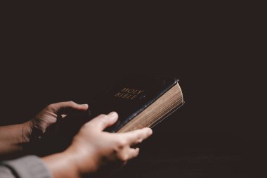 İncil 'in üzerine dua eden eller, inancı, bağlılığı, Hristiyanlığı, umudu ve ruhani gücü simgeliyor. Tanrı' nın sözleri, ibadeti, meditasyonu ve teşvikiyle..