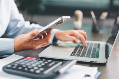 İş kadını, mali stratejiye odaklı bir işletme, finans ve gayrimenkul kavramını gösteren maliyet, vergi, yatırım hesaplarını hesaplamak için bankacılık ve muhasebe sistemini kullanarak finansmanı yönetir..