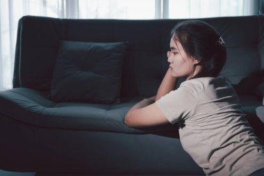 Kederli kadın yalnız başına oturdu, duygularla boğulmuş, üzgün ve mutsuz ifadesi derin umutsuzluğu, stresi ve üzüntüyü açığa vuruyordu. Hüzünlü, kederli, yalnız, depresif stres