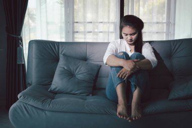 Kederli kadın yalnız başına oturdu, duygularla boğulmuş, üzgün ve mutsuz ifadesi derin umutsuzluğu, stresi ve üzüntüyü açığa vuruyordu. Hüzünlü, kederli, yalnız, depresif stres