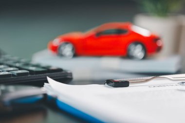 Araba kredisi konsepti. Müşteri, otomobil satın alımını otomobil kredisi, sigorta, kredi şartları, akıllı finansal yatırımı işletme destekli finans seçeneği haline getiren sözleşmeyi imzalayarak tamamladı.