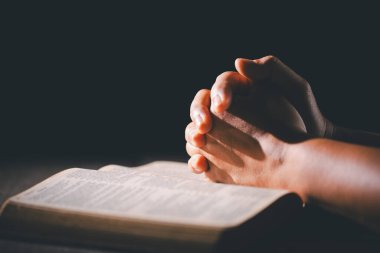 İncil 'in üzerine dua eden inançlı Hıristiyanlar, kilisede Tanrı' ya ibadet eder. Dinin rehberliğinde umut ve inanca tutunur ve dini inançlarına derin bir bağlılık gösterirler..