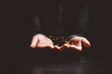 Parlayan ışığı tutan, umut, şifa, inanç, ilham, ruhani enerji, yeni başlangıç, mucize, iç güç ve karanlıktan aydınlığa olumlu dönüşümü simgeleyen eller..