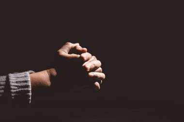 Dua eden insanlar, inancı, umudu, maneviyatı, bağlılığı, iç gücü, meditasyonu, inancı, iyileştirmeyi ve hayattaki zor zamanlarda güvenin gücünü sembolize eder..