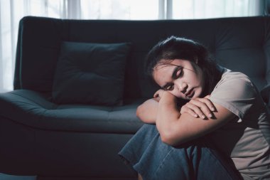 Kederli kadın yalnız başına oturdu, duygularla boğulmuş, üzgün ve mutsuz ifadesi derin umutsuzluğu, stresi ve üzüntüyü açığa vuruyordu. Hüzünlü, kederli, yalnız, depresif stres