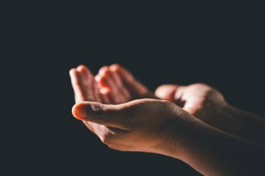 İncil 'in üzerine dua eden inançlı Hıristiyanlar, kilisede Tanrı' ya ibadet eder. Dinin rehberliğinde umut ve inanca tutunur ve dini inançlarına derin bir bağlılık gösterirler..