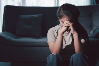 Kederli kadın yalnız başına oturdu, duygularla boğulmuş, üzgün ve mutsuz ifadesi derin umutsuzluğu, stresi ve üzüntüyü açığa vuruyordu. Hüzünlü, kederli, yalnız, depresif stres