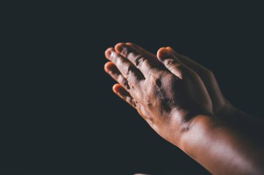 İncil 'in üzerine dua eden inançlı Hıristiyanlar, kilisede Tanrı' ya ibadet eder. Dinin rehberliğinde umut ve inanca tutunur ve dini inançlarına derin bir bağlılık gösterirler..