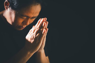 Kilisenin karanlık sessizliği, bir Hıristiyan dua etmek için ellerini kaldırır, ibadet, inanç ve umut dolu bir sembol olan din kavramını benimser ve İsa 'ya inanır..