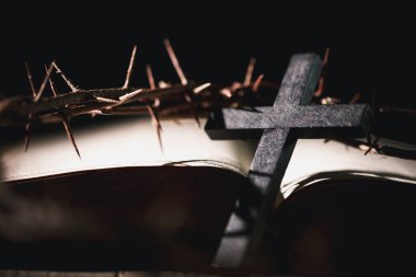 İsa 'nın çarmıha gerilmesi, çivili eller, dikenli taç, haç, Hıristiyanlığın sembolü kutsal kurban, tutku, Paskalya kutlaması için inanç, dini gelenek..