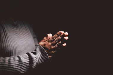 Dua jestinde el ele tutuşan kişi zor zamanlarda umudu, inancı, meditasyonu, maneviyatı, güveni, inancı, barışı, bağlılığı, iç gücü ve dayanıklılığı simgeler..