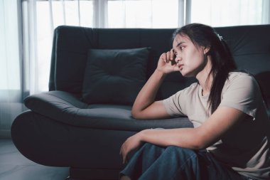 Kederli kadın yalnız başına oturdu, duygularla boğulmuş, üzgün ve mutsuz ifadesi derin umutsuzluğu, stresi ve üzüntüyü açığa vuruyordu. Hüzünlü, kederli, yalnız, depresif stres