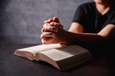 Kutsal inanç, umut ve derin inanç kavramına sıkıca tutunarak, Hıristiyan ibadetle duayı kaldırır. El ele tutuşup Tanrı 'ya dua edelim. İncil' le birlikte.