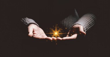 Parlayan ışığı tutan, umut, şifa, inanç, ilham, ruhani enerji, yeni başlangıç, mucize, iç güç ve karanlıktan aydınlığa olumlu dönüşümü simgeleyen eller..