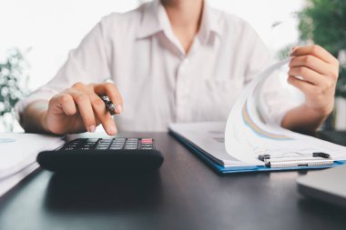 İş kadını şirket finansını analiz eder, vergi sonuçları ofis muhasebe istatistikleri analitik araştırması yapar. iş dengesi hesaplanıyor vergi indirimi hazırlanıyor. Vergi indirimi planlama kavramı.