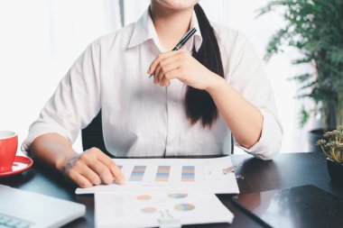 İş kadını şirket finansını analiz eder, vergi sonuçları ofis muhasebe istatistikleri analitik araştırması yapar. iş dengesi hesaplanıyor vergi indirimi hazırlanıyor. Vergi indirimi planlama kavramı.