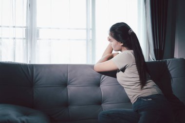 Kederli kadın yalnız başına oturdu, duygularla boğulmuş, üzgün ve mutsuz ifadesi derin umutsuzluğu, stresi ve üzüntüyü açığa vuruyordu. Hüzünlü, kederli, yalnız, depresif stres