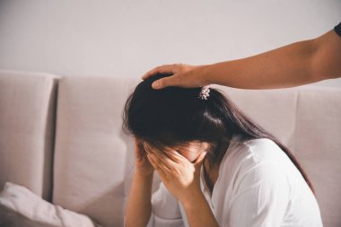 Derin keder, keder ve endişe anı, umutsuzluğa yenik düşmüş yalnız insan, sorunlarını çözmek için gerçek duygulara ulaşmalarına yardım ederken umut kıvılcımı hisseder..