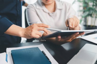 İş toplantısı, veri analizi ya da grafik sunumu yapan kadınlar. Çizelge, analiz muhasebe ekibi beyin fırtınası ekonomisi, enflasyon ya da çözüm. iş projesi finans yatırım kavramı.