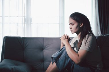 Kederli kadın yalnız başına oturdu, duygularla boğulmuş, üzgün ve mutsuz ifadesi derin umutsuzluğu, stresi ve üzüntüyü açığa vuruyordu. Hüzünlü, kederli, yalnız, depresif stres