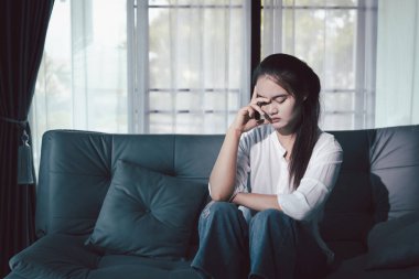 Kederli kadın yalnız başına oturdu, duygularla boğulmuş, üzgün ve mutsuz ifadesi derin umutsuzluğu, stresi ve üzüntüyü açığa vuruyordu. Hüzünlü, kederli, yalnız, depresif stres