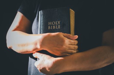 Kilisenin karanlık sessizliği, bir Hıristiyan dua etmek için ellerini kaldırır, ibadet, inanç ve umut dolu bir sembol olan din kavramını benimser ve İsa 'ya inanır..