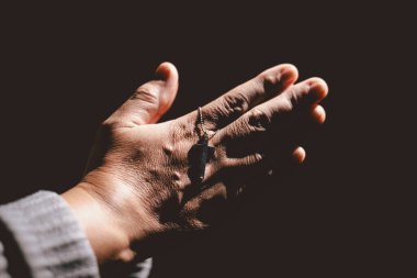 Dua jestinde el ele tutuşan kişi zor zamanlarda umudu, inancı, meditasyonu, maneviyatı, güveni, inancı, barışı, bağlılığı, iç gücü ve dayanıklılığı simgeler..