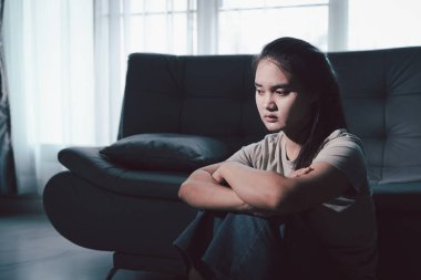 Kederli kadın yalnız başına oturdu, duygularla boğulmuş, üzgün ve mutsuz ifadesi derin umutsuzluğu, stresi ve üzüntüyü açığa vuruyordu. Hüzünlü, kederli, yalnız, depresif stres