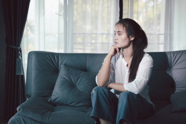 Kederli kadın yalnız başına oturdu, duygularla boğulmuş, üzgün ve mutsuz ifadesi derin umutsuzluğu, stresi ve üzüntüyü açığa vuruyordu. Hüzünlü, kederli, yalnız, depresif stres