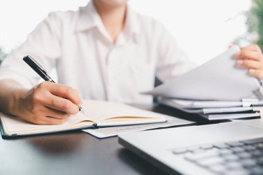 İş kadını şirket finansını analiz eder, vergi sonuçları ofis muhasebe istatistikleri analitik araştırması yapar. iş dengesi hesaplanıyor vergi indirimi hazırlanıyor. Vergi indirimi planlama kavramı.