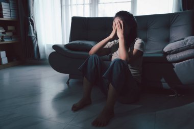 Kederli kadın yalnız başına oturdu, duygularla boğulmuş, üzgün ve mutsuz ifadesi derin umutsuzluğu, stresi ve üzüntüyü açığa vuruyordu. Hüzünlü, kederli, yalnız, depresif stres