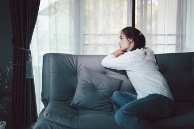 Kederli kadın yalnız başına oturdu, duygularla boğulmuş, üzgün ve mutsuz ifadesi derin umutsuzluğu, stresi ve üzüntüyü açığa vuruyordu. Hüzünlü, kederli, yalnız, depresif stres