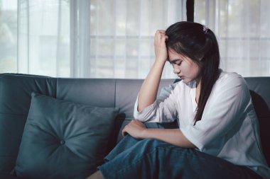 Kederli kadın yalnız başına oturdu, duygularla boğulmuş, üzgün ve mutsuz ifadesi derin umutsuzluğu, stresi ve üzüntüyü açığa vuruyordu. Hüzünlü, kederli, yalnız, depresif stres