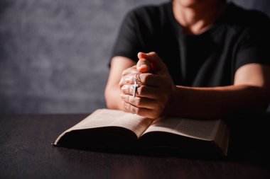 Kutsal inanç, umut ve derin inanç kavramına sıkıca tutunarak, Hıristiyan ibadetle duayı kaldırır. El ele tutuşup Tanrı 'ya dua edelim. İncil' le birlikte.