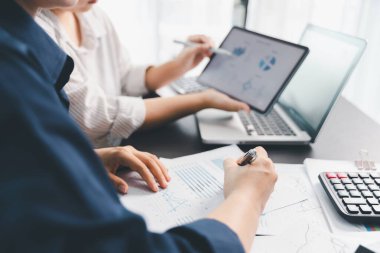 İş toplantısı, veri analizi ya da grafik sunumu yapan kadınlar. Çizelge, analiz muhasebe ekibi beyin fırtınası ekonomisi, enflasyon ya da çözüm. iş projesi finans yatırım kavramı.