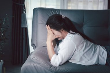 Kederli kadın yalnız başına oturdu, duygularla boğulmuş, üzgün ve mutsuz ifadesi derin umutsuzluğu, stresi ve üzüntüyü açığa vuruyordu. Hüzünlü, kederli, yalnız, depresif stres