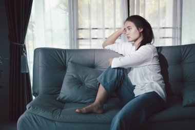 Kederli kadın yalnız başına oturdu, duygularla boğulmuş, üzgün ve mutsuz ifadesi derin umutsuzluğu, stresi ve üzüntüyü açığa vuruyordu. Hüzünlü, kederli, yalnız, depresif stres