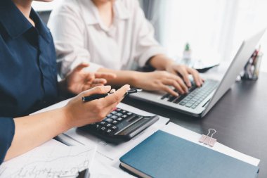 İş toplantısı, veri analizi ya da grafik sunumu yapan kadınlar. Çizelge, analiz muhasebe ekibi beyin fırtınası ekonomisi, enflasyon ya da çözüm. iş projesi finans yatırım kavramı.