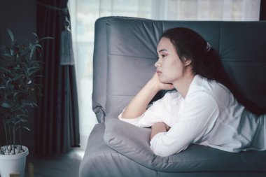 Kederli kadın yalnız başına oturdu, duygularla boğulmuş, üzgün ve mutsuz ifadesi derin umutsuzluğu, stresi ve üzüntüyü açığa vuruyordu. Hüzünlü, kederli, yalnız, depresif stres