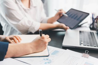 İş toplantısı, veri analizi ya da grafik sunumu yapan kadınlar. Çizelge, analiz muhasebe ekibi beyin fırtınası ekonomisi, enflasyon ya da çözüm. iş projesi finans yatırım kavramı.